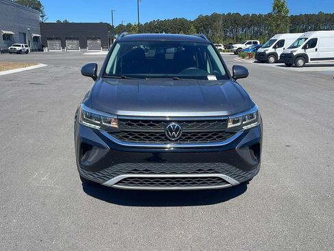 Used 2022 Volkswagen Taos SE FWD image 2
