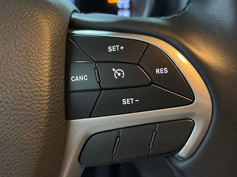 Used 2022 Jeep Grand Cherokee Limited image 9