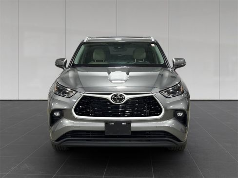 Used 2025 Toyota Highlander XLE image 8