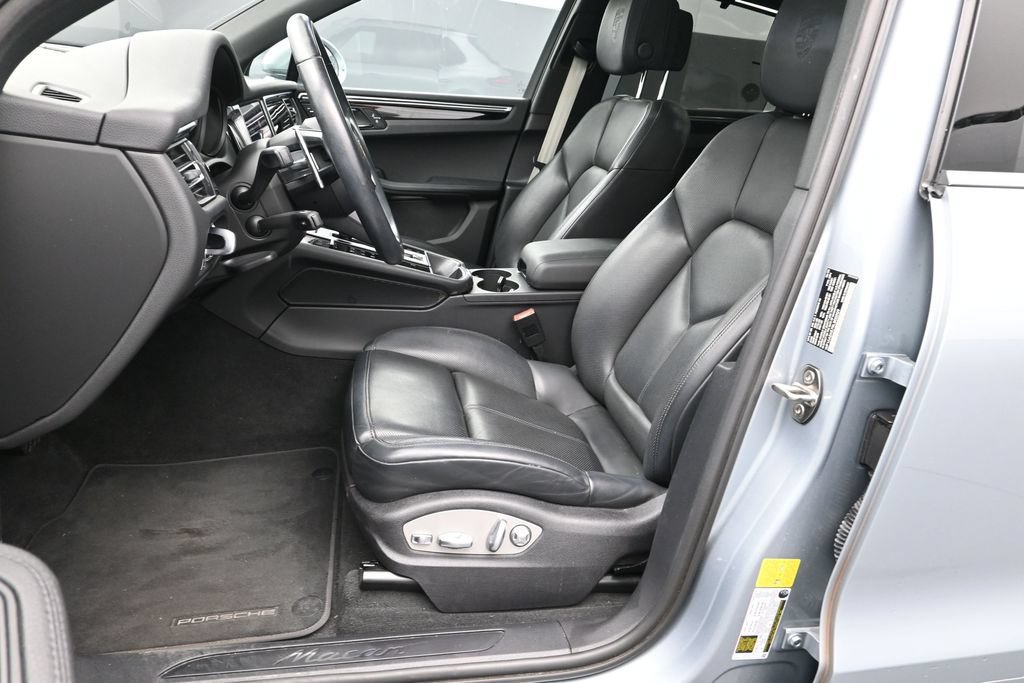 Certified 2024 Porsche Macan AWD/4WD image 5