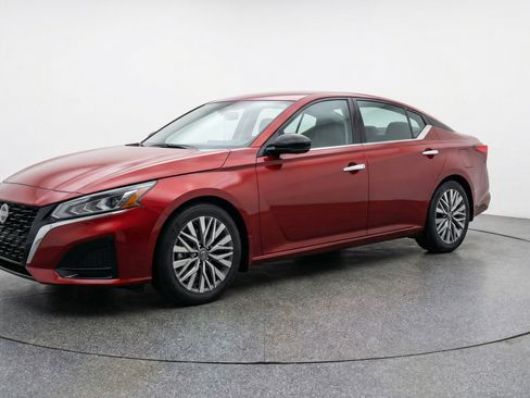 Used 2025 Nissan Altima 2.5 SV image 3