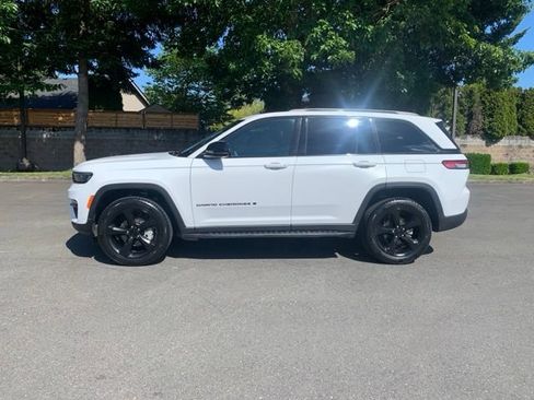Used 2024 Jeep Grand Cherokee Limited w/ Luxury Tech Group II AWD/4WD image 2