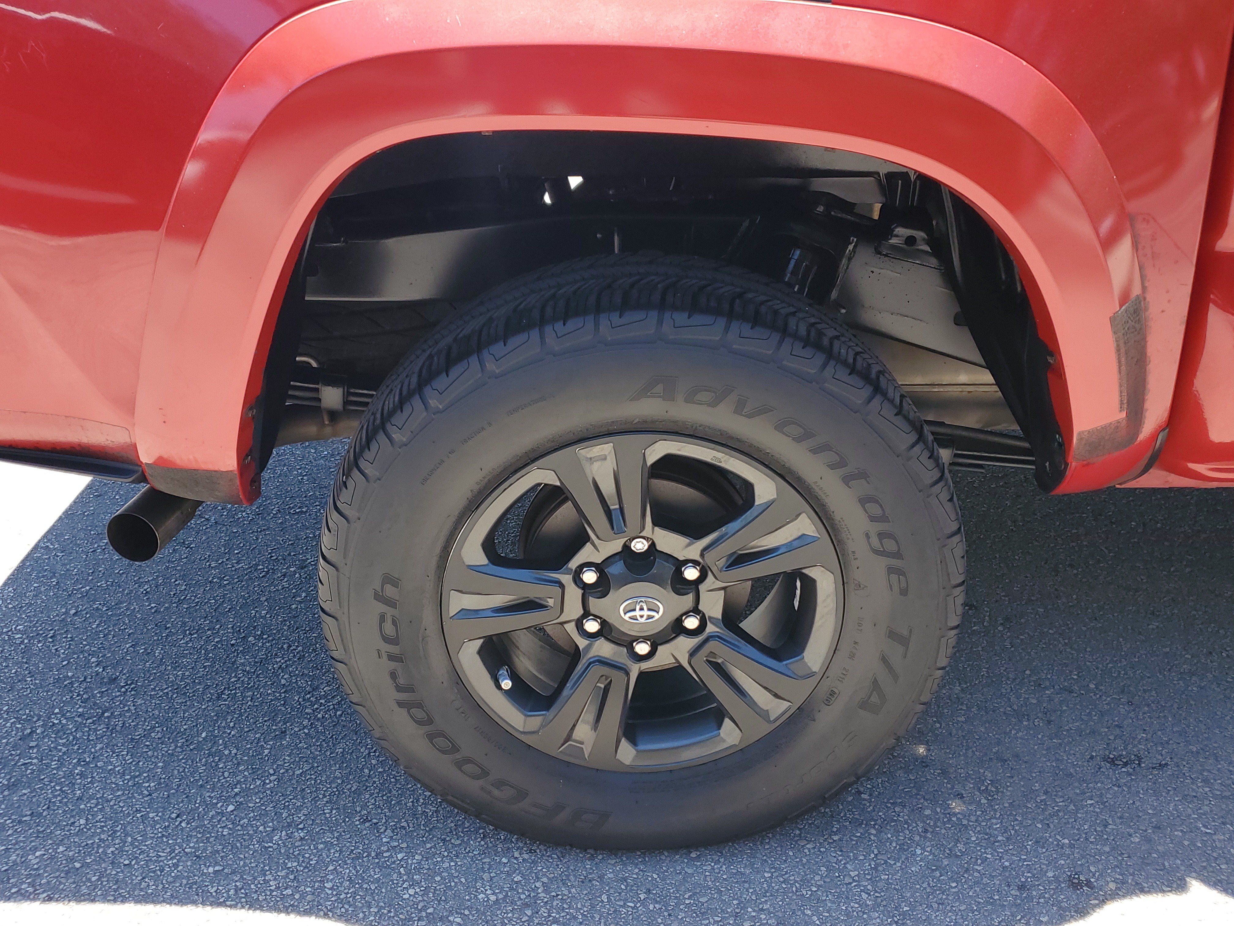 Used 2017 Toyota Tacoma TRD Sport w/ Premium & Technology Package RWD image 7