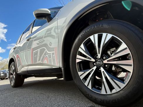 Used 2023 Nissan Rogue SV image 9