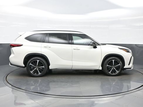 Used 2021 Toyota Highlander XSE AWD/4WD image 7