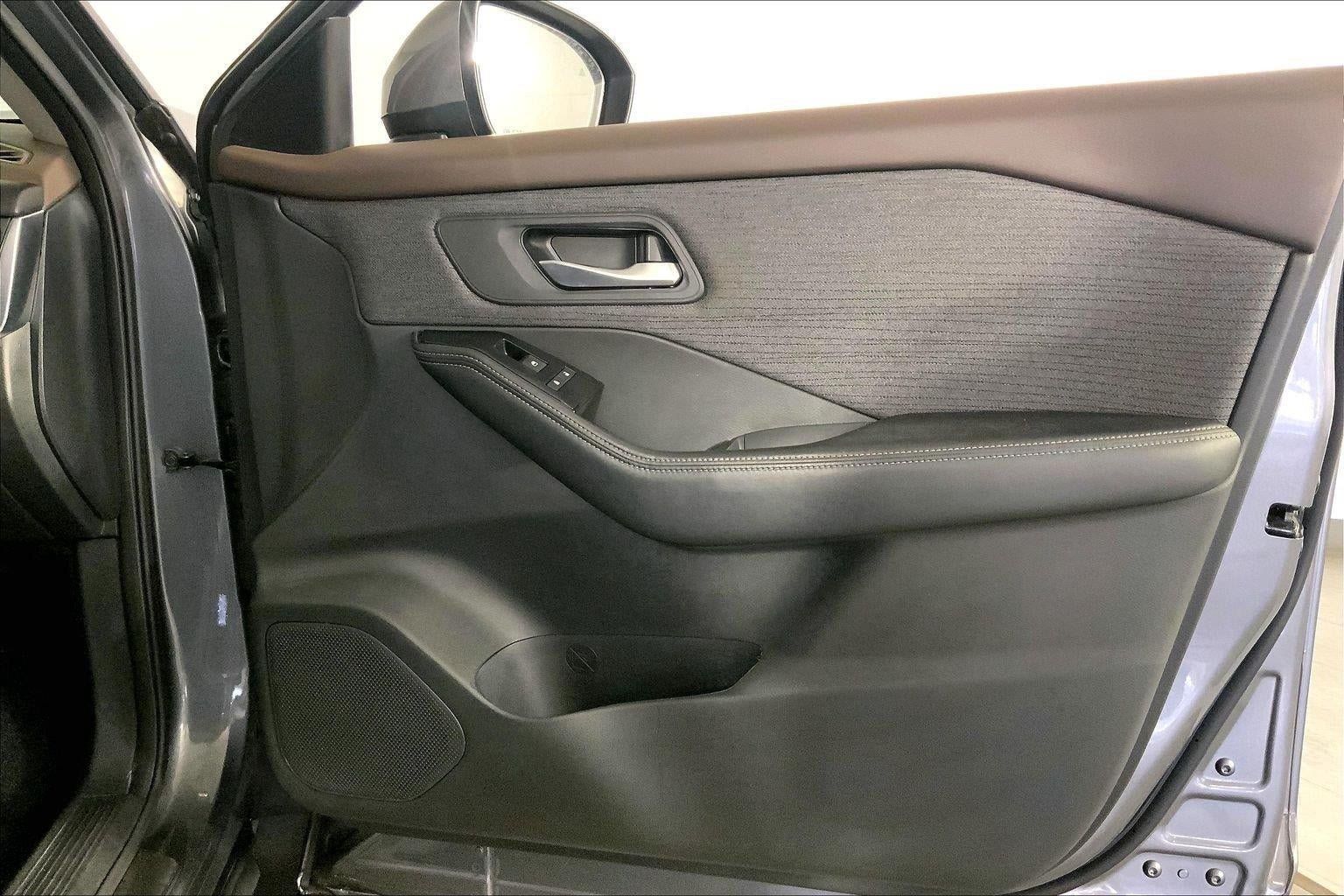 Used 2023 Nissan Rogue SV AWD/4WD image 25