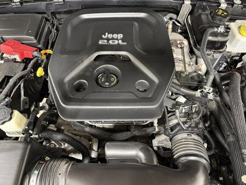Used 2022 Jeep Wrangler Unlimited Sahara AWD/4WD image 27