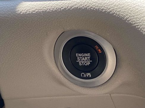 Used 2023 Chrysler Pacifica Touring-L FWD image 28