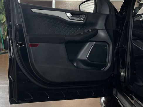 Used 2020 Ford Escape SE image 14