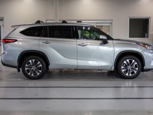 Used 2020 Toyota Highlander XLE AWD/4WD image 6