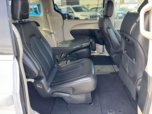 Certified 2024 Chrysler Pacifica Touring-L image 17