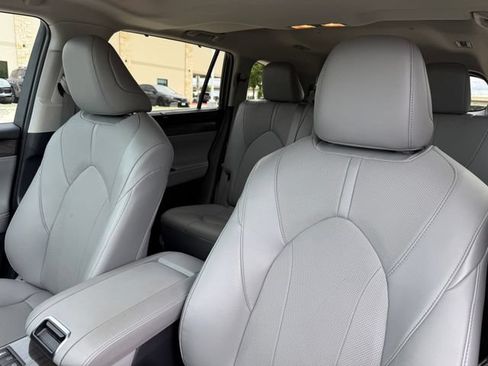 Used 2023 Toyota Highlander Limited FWD image 10