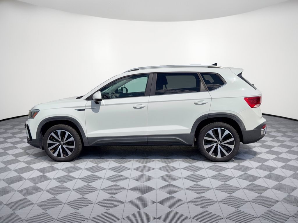 Used 2022 Volkswagen Taos SE w/ Panoramic Sunroof Package FWD image 2