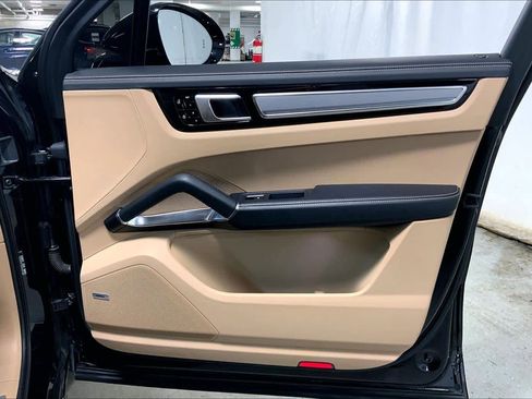 Used 2020 Porsche Cayenne Turbo image 22