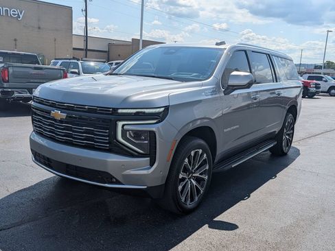 Used 2025 Chevrolet Suburban High Country AWD/4WD image 3