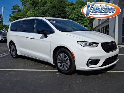 Used 2025 Chrysler Pacifica Select