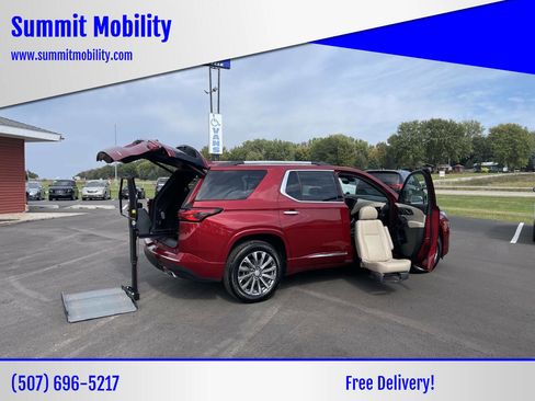 Used 2023 Chevrolet Traverse Premier image 1