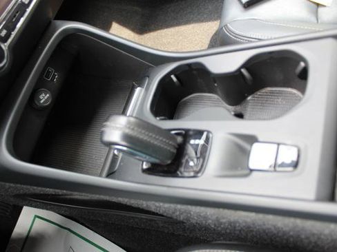 Used 2021 Volvo XC40 T4 Momentum image 22