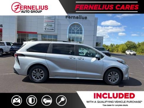 Used 2025 Toyota Sienna XLE FWD image 2