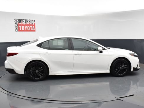 Used 2025 Toyota Camry SE w/ Convenience Package image 5