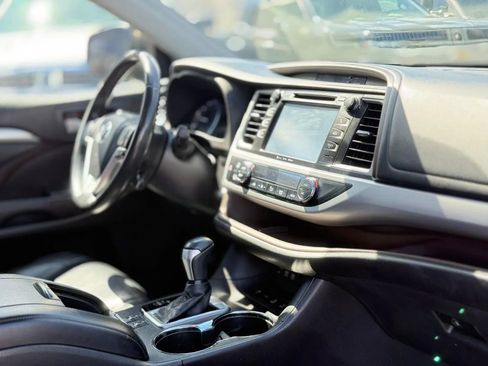 Used 2017 Toyota Highlander XLE w/ Carpet Mat Package AWD/4WD image 26
