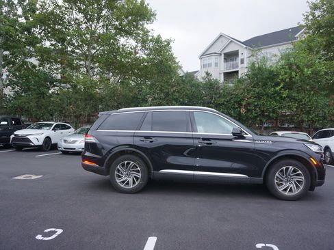 Used 2024 Lincoln Aviator AWD w/ Elements Package image 3