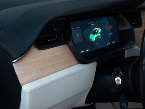 Used 2018 Tesla Model X P100D image 8