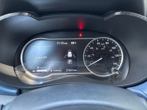 Used 2025 Nissan Versa SV FWD image 34