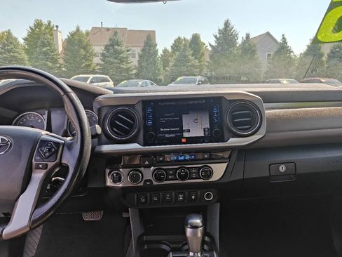 Used 2016 Toyota Tacoma Limited w/ Exterior Package AWD/4WD image 12
