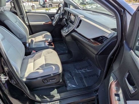 Used 2020 Toyota Sienna Limited w/ Carpet Mat Package FWD image 5