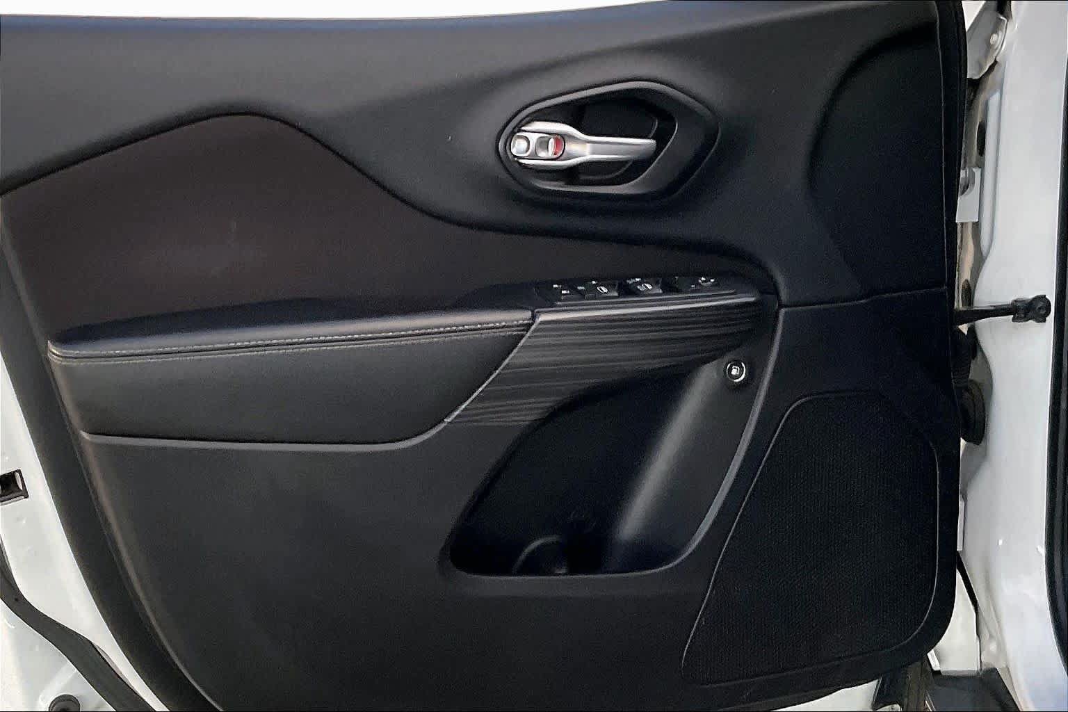 Used 2015 Jeep Cherokee Latitude FWD image 21