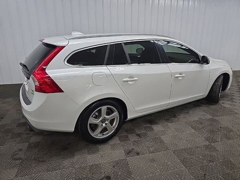 Used 2016 Volvo V60 T6 R-Design image 3