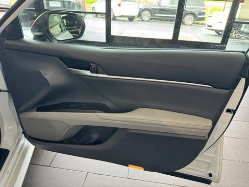 Used 2022 Toyota Camry XLE FWD image 11