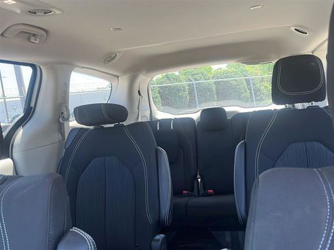 Used 2022 Chrysler Voyager LX FWD image 10