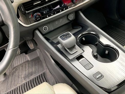 Used 2021 Nissan Rogue SV w/ Premium Package image 32