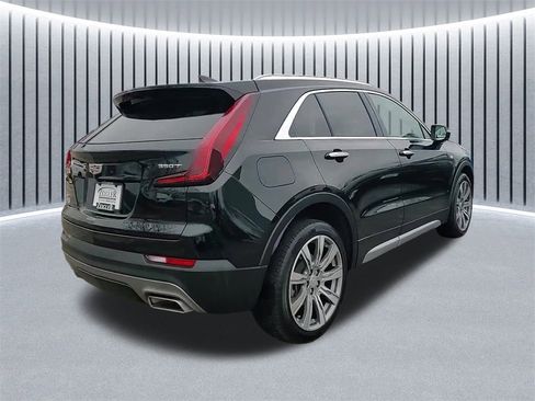 Used 2021 Cadillac XT4 Premium Luxury image 3