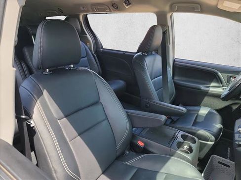 Used 2019 Toyota Sienna SE image 12