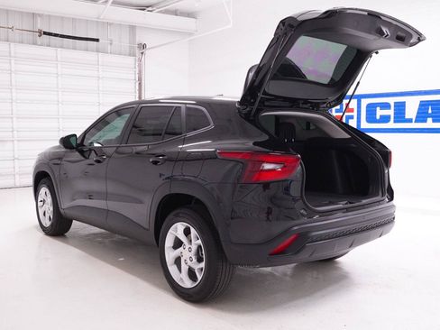 Used 2026 Chevrolet Trax LS w/ LS Convenience Package FWD image 31