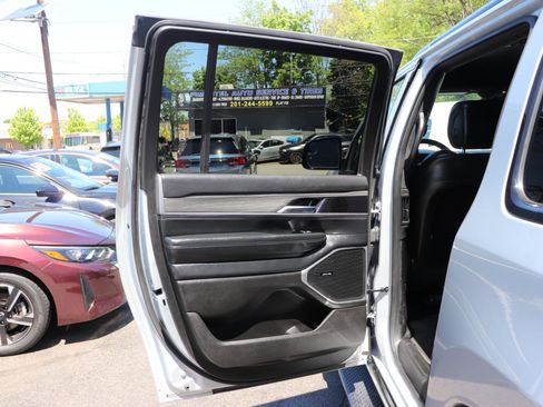 Used 2024 Jeep Wagoneer L Series II w/ Flexible Seating Group AWD/4WD image 30