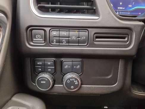 Used 2022 Chevrolet Suburban Premier AWD/4WD image 28