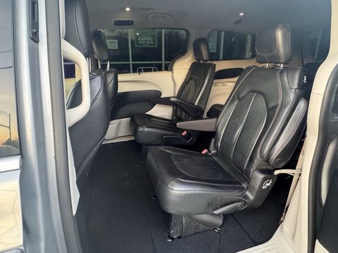 Used 2020 Chrysler Pacifica Touring-L image 11