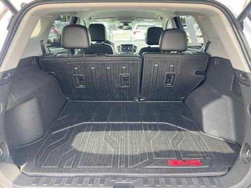 Used 2022 GMC Terrain SLT w/ Infotainment Package II FWD image 8
