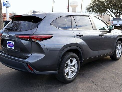 Used 2024 Toyota Highlander LE image 11