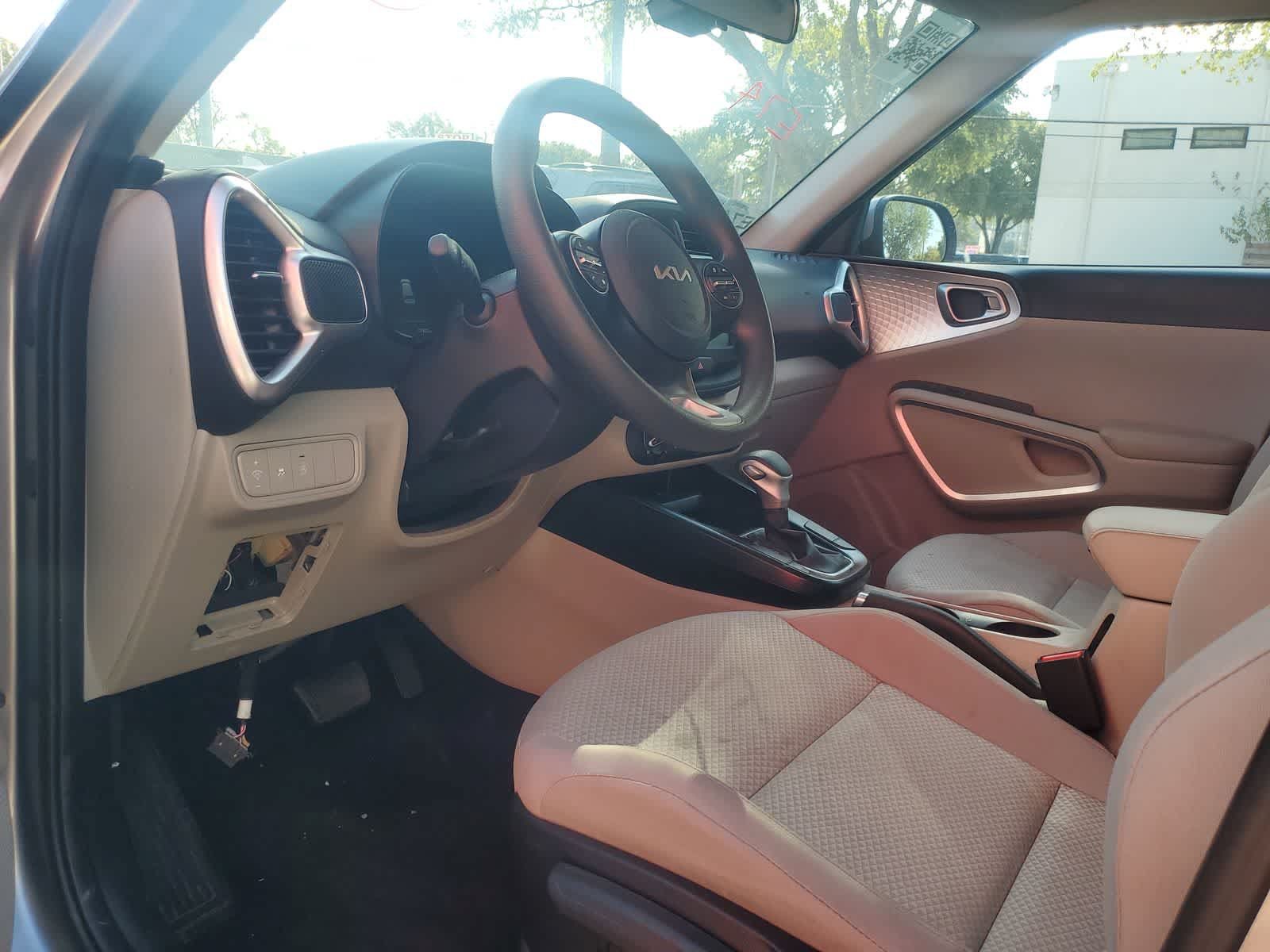 Used 2025 Kia Soul LX w/ LX Technology Package FWD image 2