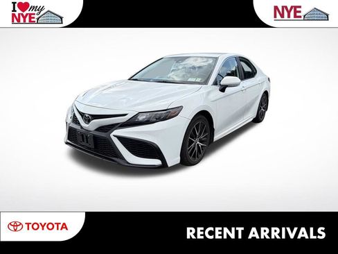 Used 2023 Toyota Camry SE w/ Cold Weather Package AWD/4WD image 1