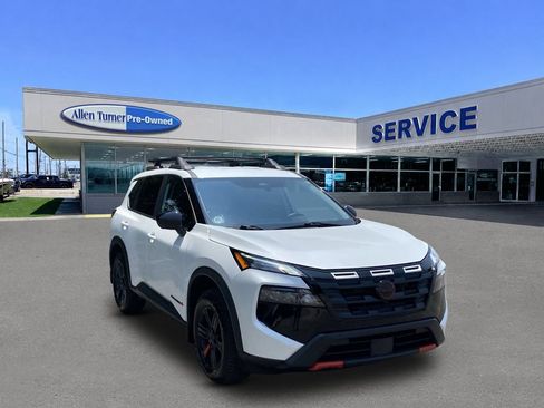 Used 2025 Nissan Rogue SV AWD/4WD image 2