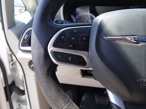 Used 2020 Chrysler Voyager Lxi image 21