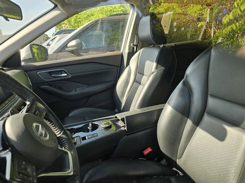 Used 2021 Nissan Rogue SV w/ Premium Package image 12