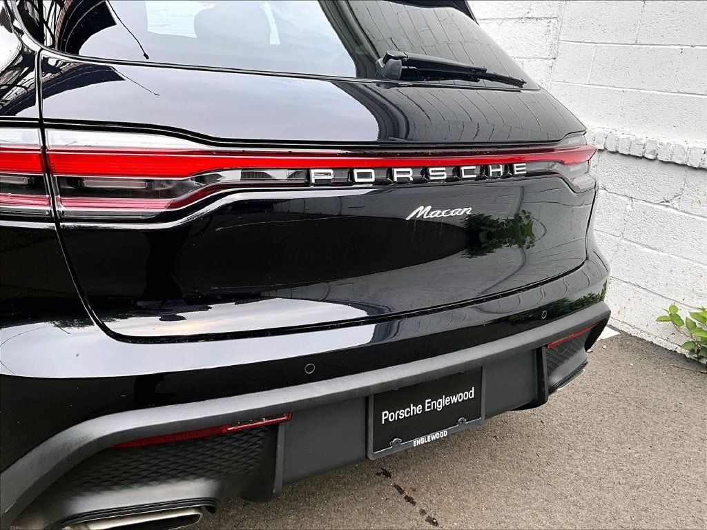 Certified 2025 Porsche Macan AWD/4WD image 13