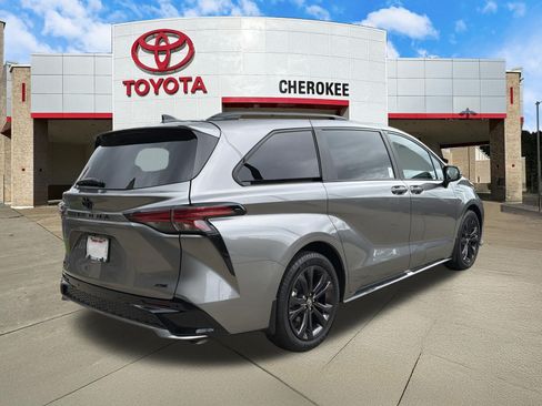 Used 2026 Toyota Sienna XSE FWD image 5